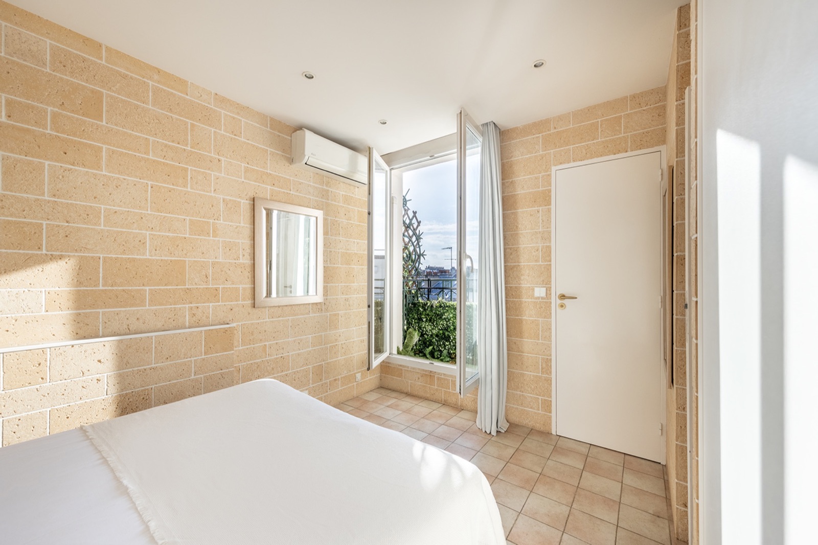Chambre lumineuse de l’Appartement familial deux pièces